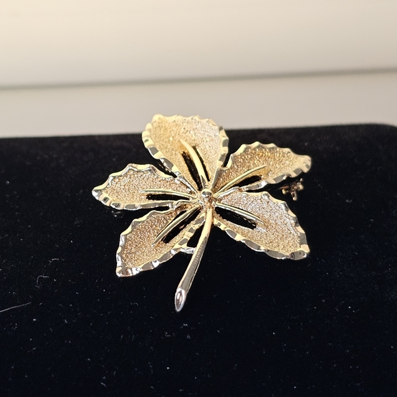 Vintage Signed Sarah Coventry Gold Tone Leaf Brooch - Picture 2 of 6